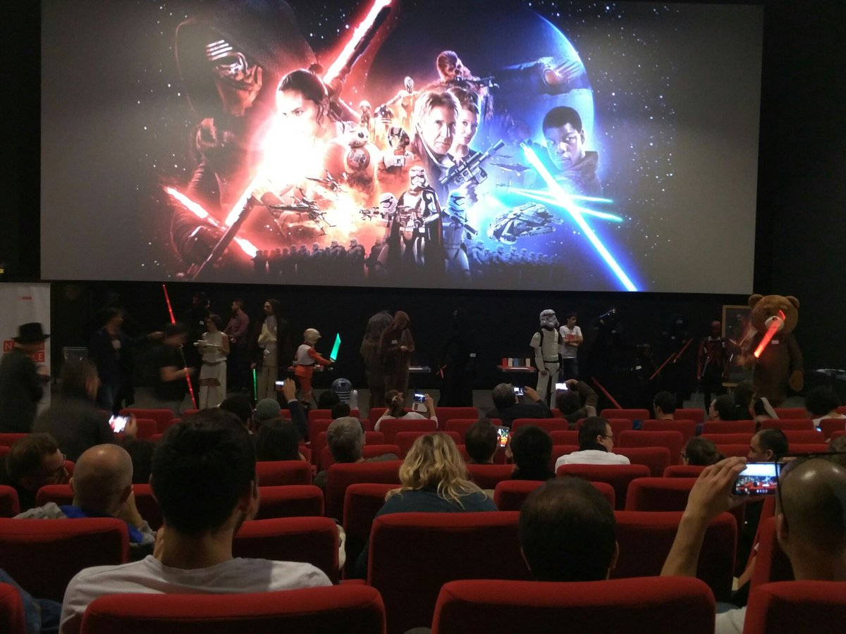 Zykino1337's tweet photo. En direct de l'événement @oneplus pour la diffusion de #StarWarsVII #OnePlusCinema https://t.co/IgPJ7x0ej1