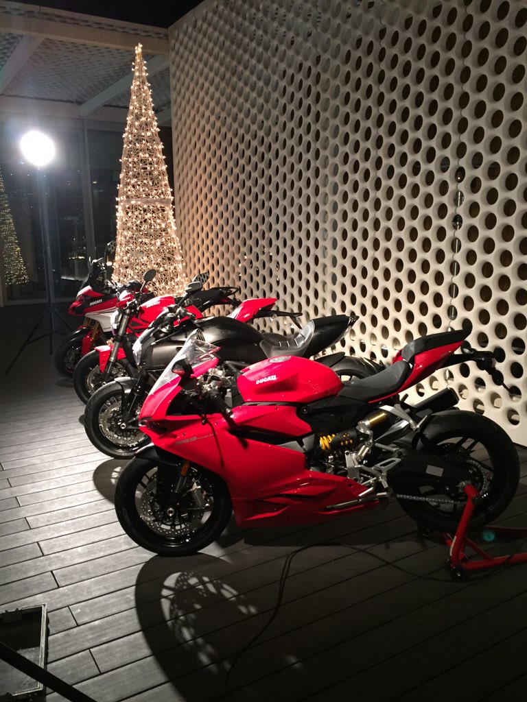 En @OneOceanClub en el evento de <a href="/ducatibarcelona/">DucatiBarcelona</a> . 🔝