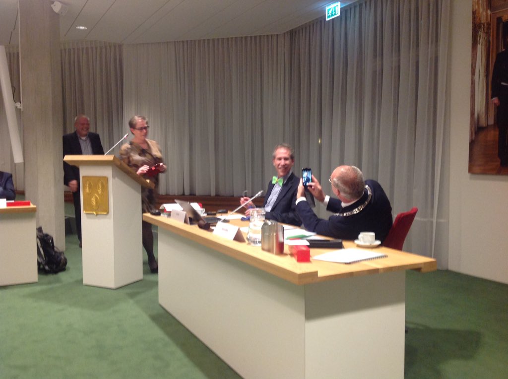CDAOldebroek's tweet photo. De griffier krijgt een hoge onderscheiding van het CDA als dank!#degroenepropellor https://t.co/fcujQBkpRp