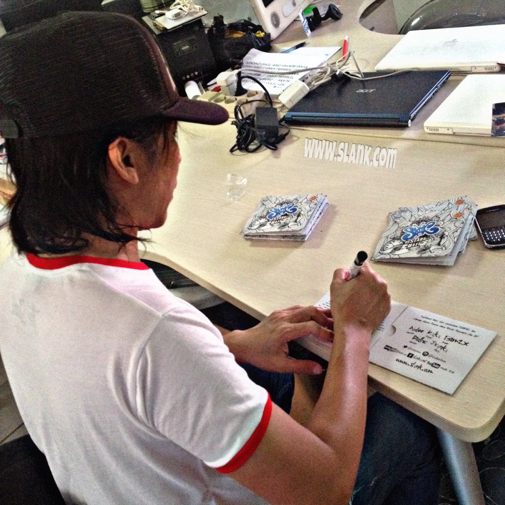 #SlankDiTexas untuk #reStartHati Siapa yg mau CD album reStart Hati bertanda tangan Slank GRATISSSAN? Coba retweet!