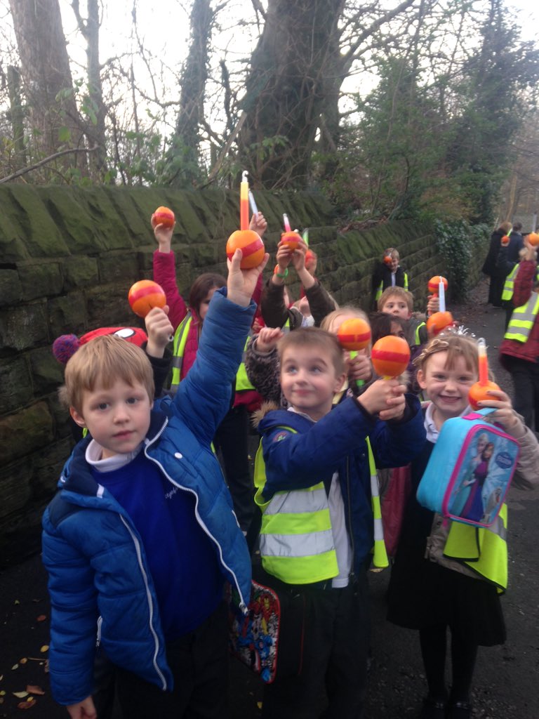 KNoon36's tweet photo. Walking back to school from an amazing Christingle ! @Battyeford https://t.co/AYf2MJLaCE