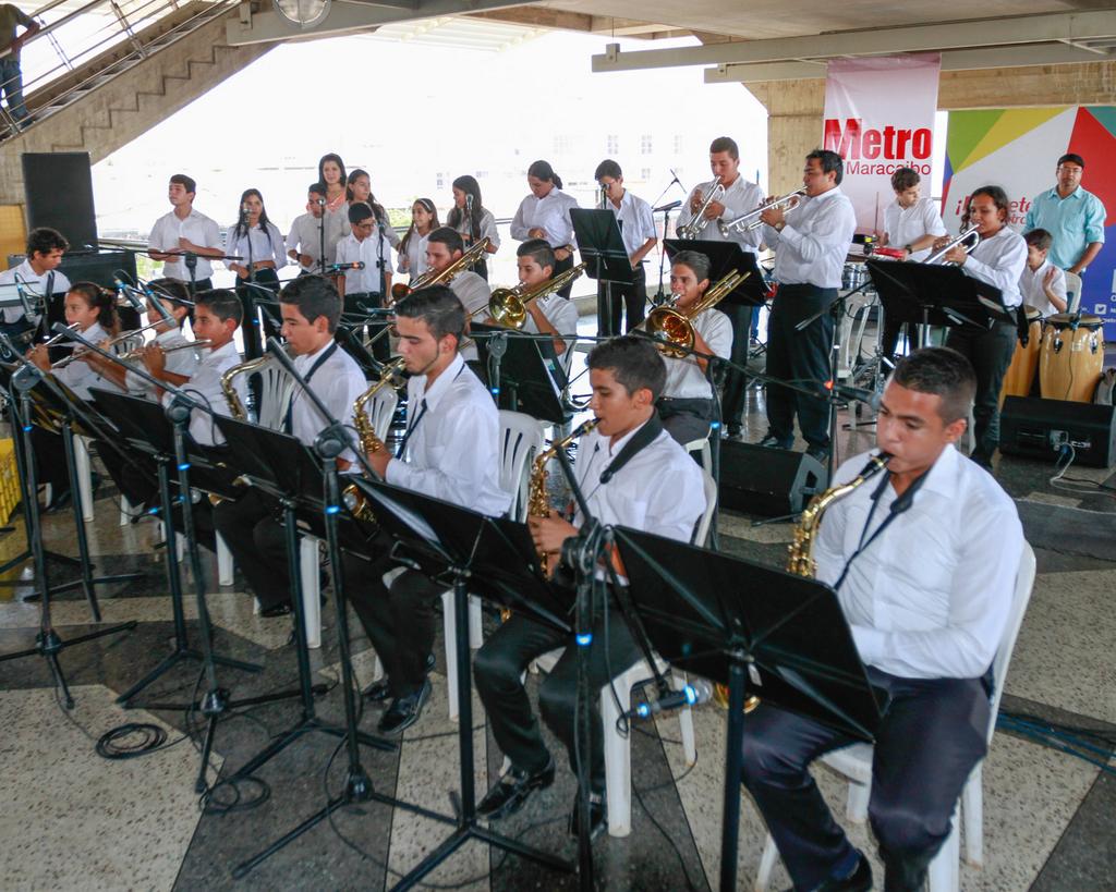 racolmenarez's tweet photo. Con @OLcaribena del @NUCLEOMETRO d  @elsistema  cerramos #MetroCulturaYArte 2015 con #ParrandaEnLaEstaciòn https://t.co/iXhA87MHhe