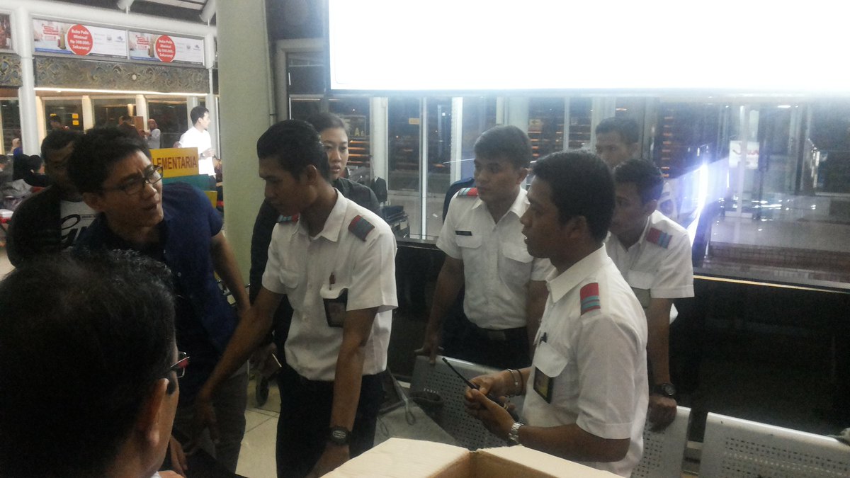 SatriaWhy1's tweet photo. Delay Hingga 23.00 penerbangan CGK-SUB masih belum ada kejelasan jadwal.
@LionAirID @kemenhub151 @kompascom https://t.co/6IKMbGc3oF