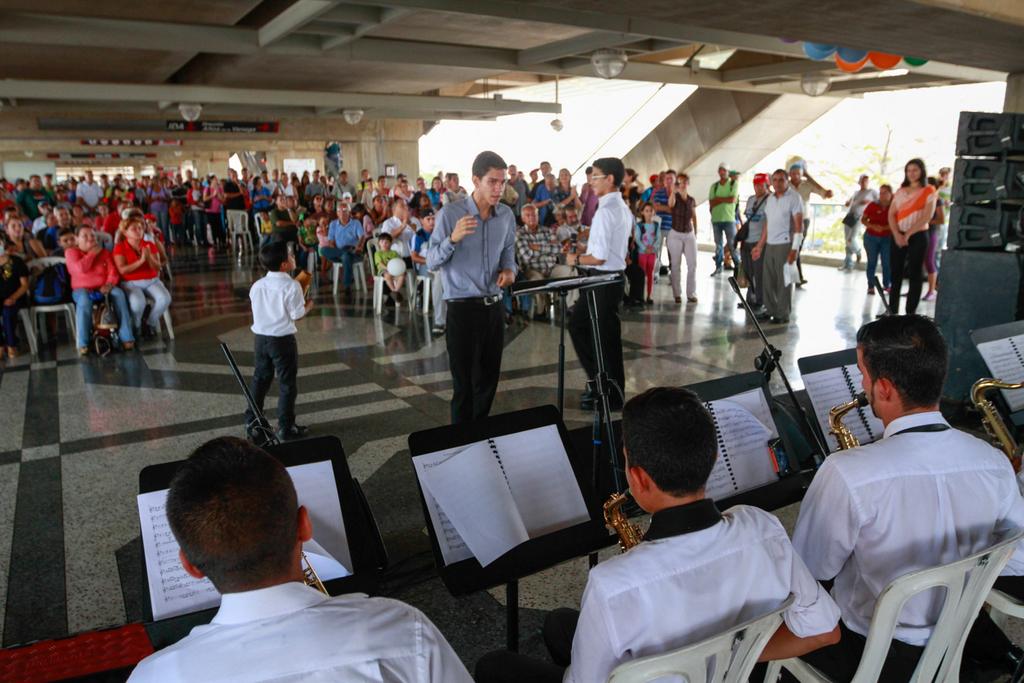 Usuarios d <a href="/MetroMaracaibo_/">Metro de Maracaibo</a> disfrutaron de <a href="/OLcaribena/">LatinoCaribeña I.</a> del <a href="/NUCLEOMETRO/">NUCLEO METRO DE MCBO</a> en cierre de temporada de #MetroCulturaYArte