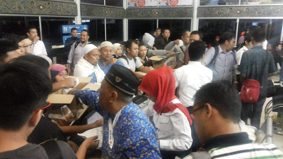SatriaWhy1's tweet photo. Delay Hingga 23.00 penerbangan CGK-SUB masih belum ada kejelasan jadwal.
@LionAirID @kemenhub151 @kompascom https://t.co/6IKMbGc3oF