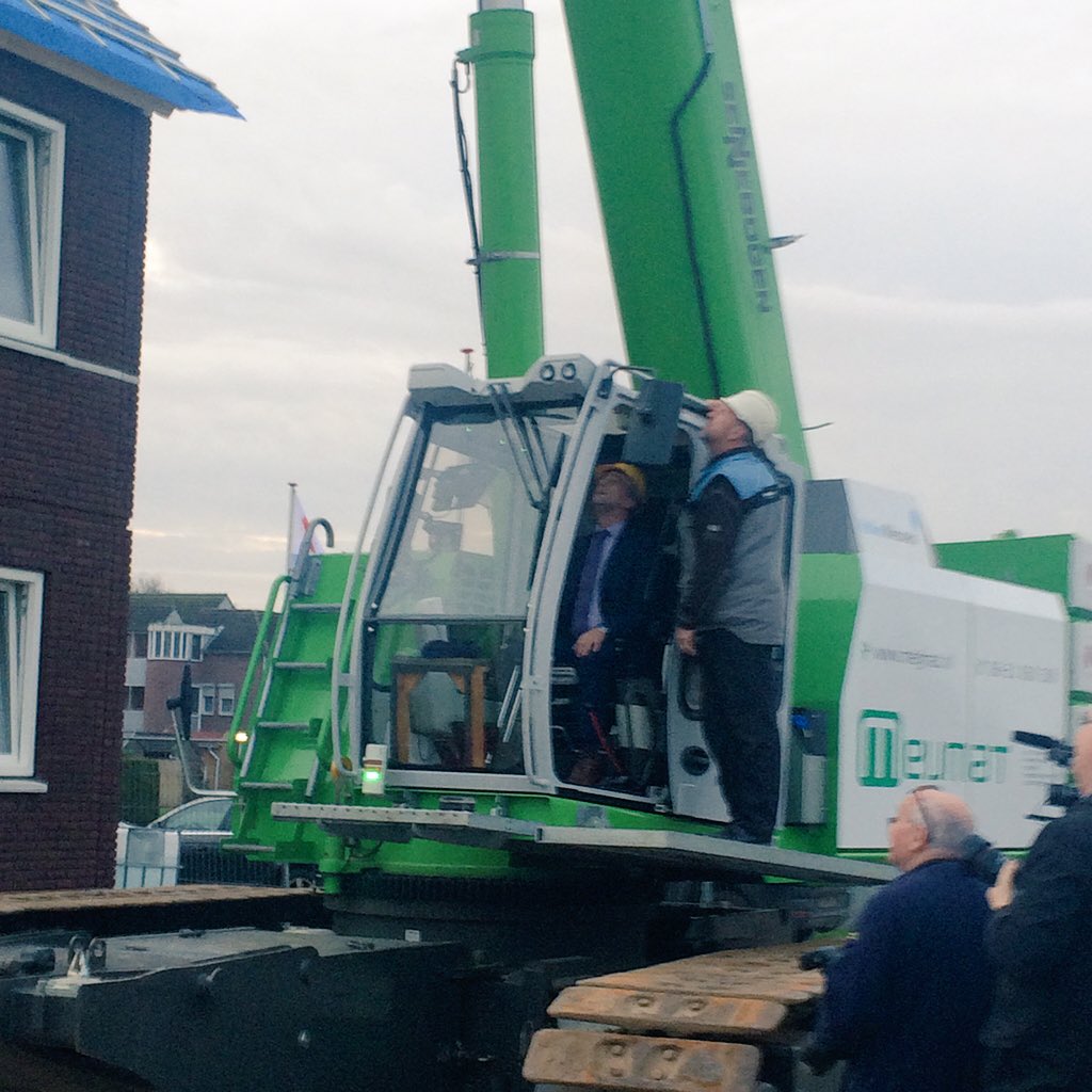 OppeBrik's tweet photo. Zojuist heeft gedeputeerde @hans_teunissen de eerste woning van een schoorsteen voorzien. Hoogste punt bereikt! https://t.co/lUpBzhLgX2