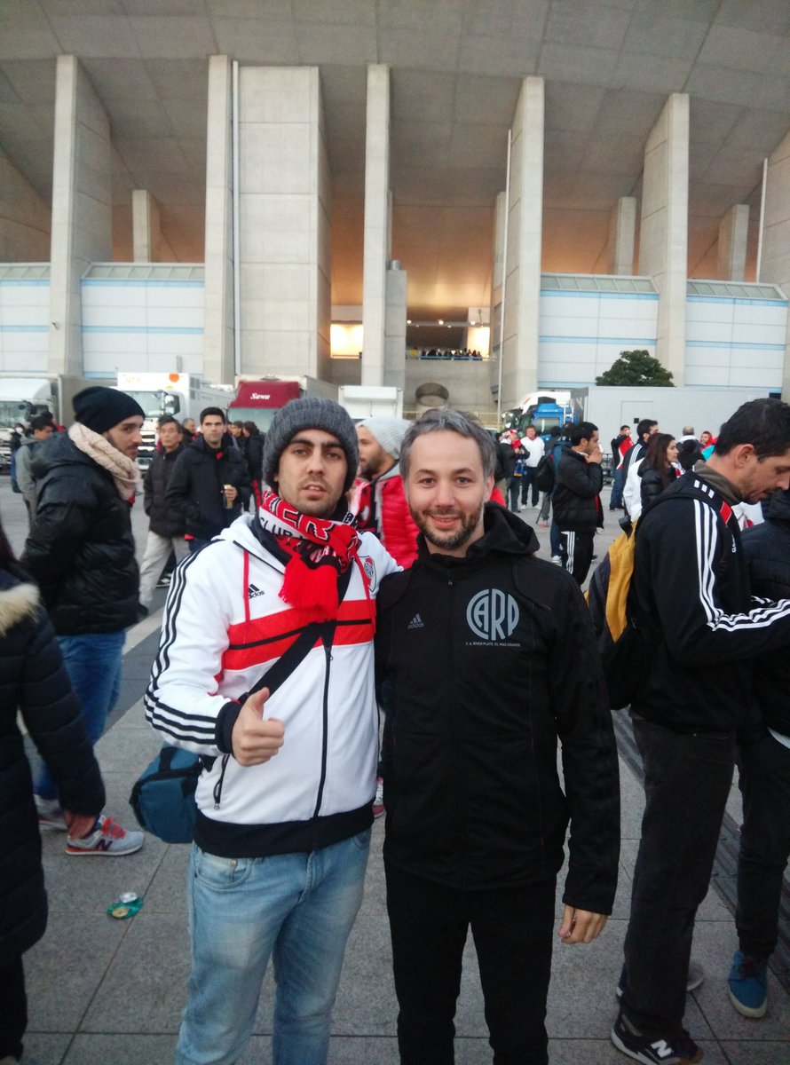 kevindeli's tweet photo. Se saco fotos con por lo menos 10 mil hinchas y le sigue metiendo onda,  de crack @IglesiasDiego https://t.co/js6wESayfZ