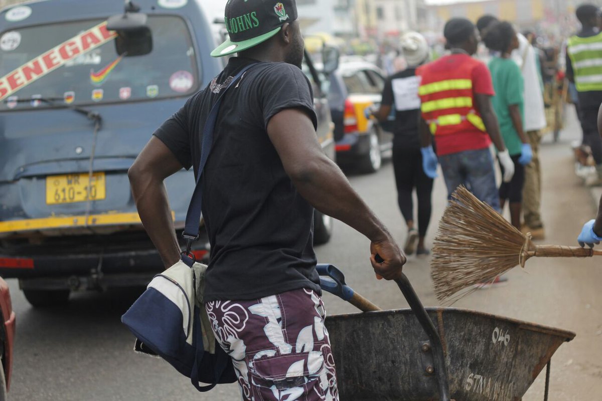 BarCampTakoradi's tweet photo. #Tweetblogger @akyherb Takes part of @pilolo_gh #CleanUp campaign prior 2016 Zebra Repainting Project
#BcAccra https://t.co/PQvOeuIAFn