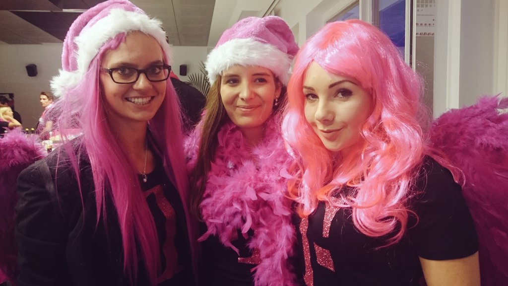 ellen_alfer's tweet photo. Die dualen Studenten wünschen euch eine wunderschöne Weihnachtsfeier #telekomwall 💕#meinmagenta https://t.co/gkYiPQf3Ex