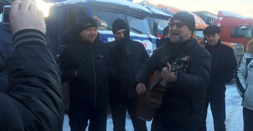 GazetaRu's tweet photo. ФОТОРЕПОРТАЖ. Шевчук выступил перед дальнобойщиками
https://t.co/buwwVGyjfu https://t.co/Gb9bnKzGq6