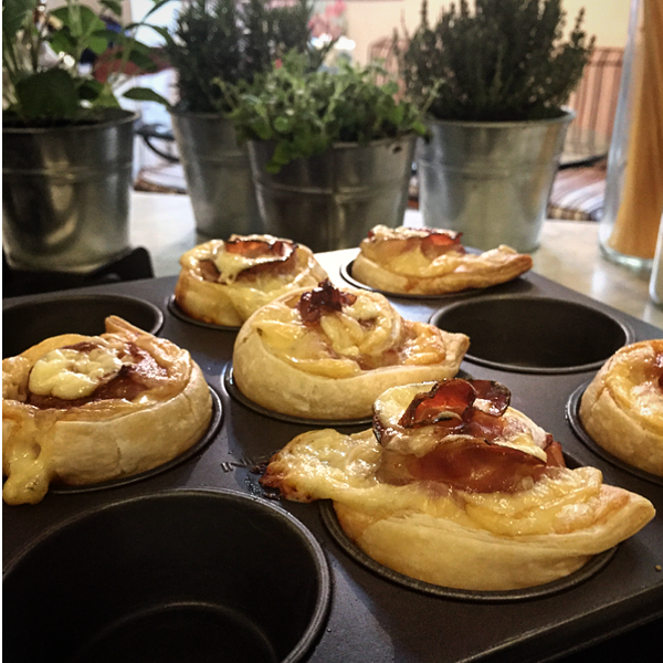 TiniChef's tweet image. A super easy deliciousness, perfect as a #starter or #snack. Try my ham and cheese roulards! bit.ly/1mnu0W6