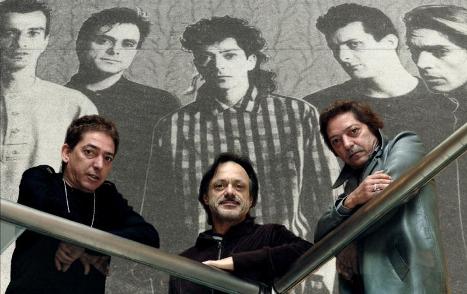 desdemibalcon2's tweet photo. [NEWS]: Virus presenta su nuevo disco  "30 años de Locura", grabado en vivo en el teatro Ópera en agosto de 2015 https://t.co/d44cFTBBZ8