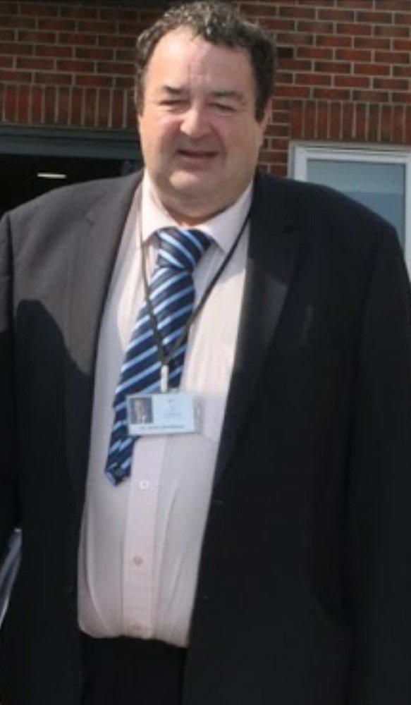 BigJackCarter's tweet photo. Did you know that whilst pavements of #CountyWard are covered in #Dogturds, lazy #Cllr #GerardWoodhouse plays #Bingo https://t.co/7n8zCgNOOT