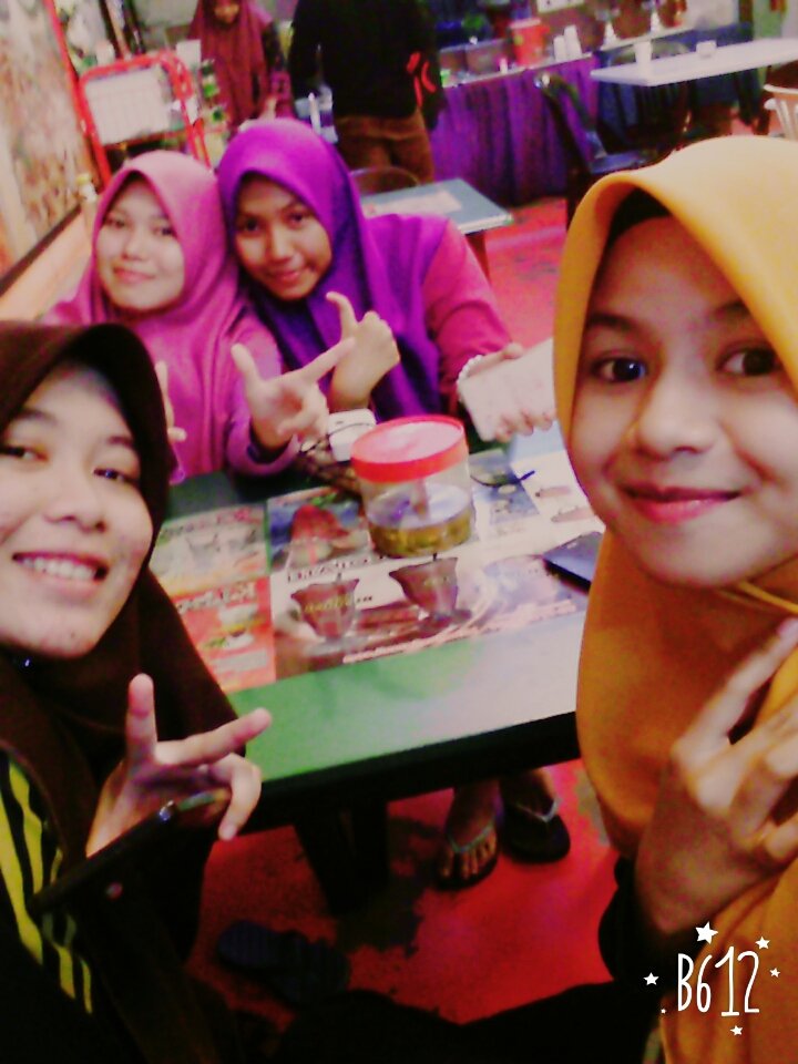 schafikalatib's tweet photo. melepak dengan diorang. sorang kedah sorang kelantan dua pahang✌ https://t.co/rDRLm0XTF1
