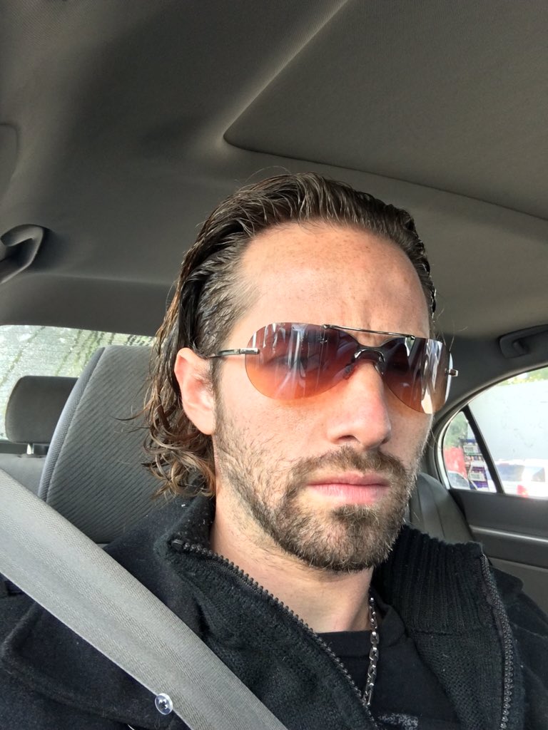 Rudo_oficial's tweet photo. Camino al aeropuerto para la gran final de @BigBrother_PM para ver a mis hermanos nos vemos en la noche canal 5 pm https://t.co/Xso4BH6Ywg