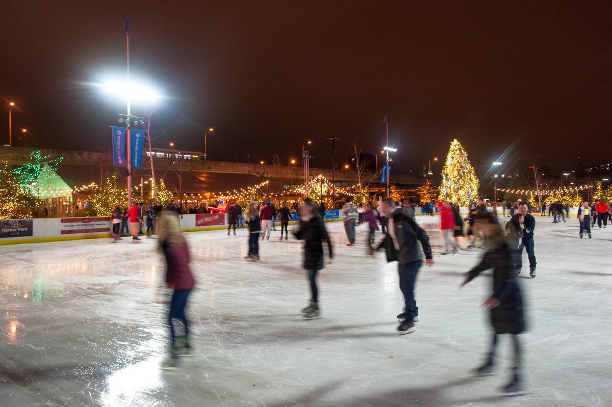 thephillyvoice's tweet photo. GALLERY: Holiday lights dazzle in Philadelphia https://t.co/bCBkMxf2ue @visitphilly Photos by: @tracievanauken https://t.co/4cNZ6WQ3Ug
