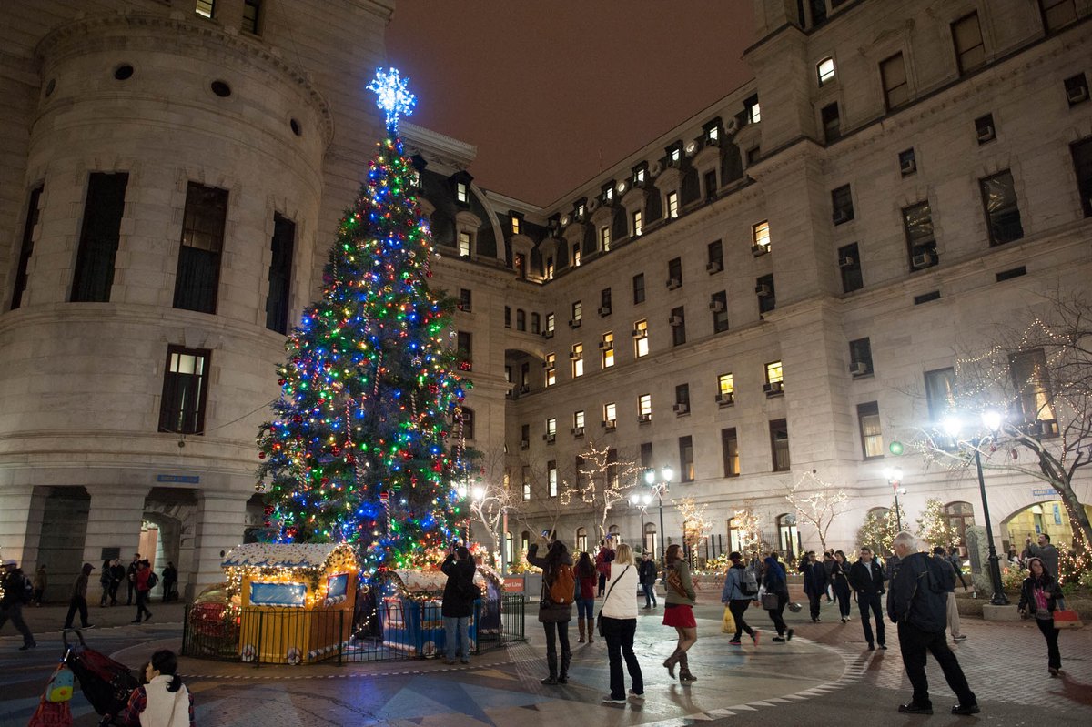 thephillyvoice's tweet photo. GALLERY: Holiday lights dazzle in Philadelphia https://t.co/bCBkMxf2ue @visitphilly Photos by: @tracievanauken https://t.co/4cNZ6WQ3Ug