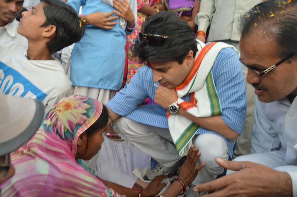अशोकनगर में लोगों की तकलीफों, समस्याओं और उनके दर्द से रुबरु होकर उनकी समस्याओं का निराकरण करते श्री <a href="/JM_Scindia/">Jyotiraditya M. Scindia</a>