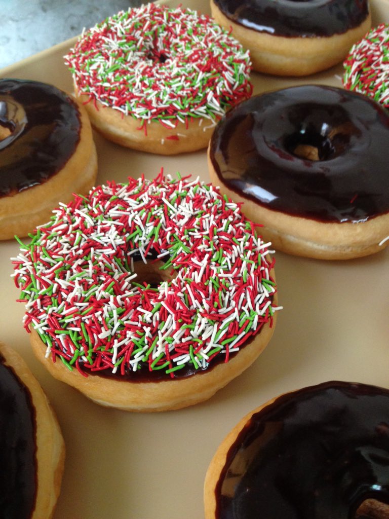 Ven por tu Dona Navideña y disfruta de un rico antojo!!!!