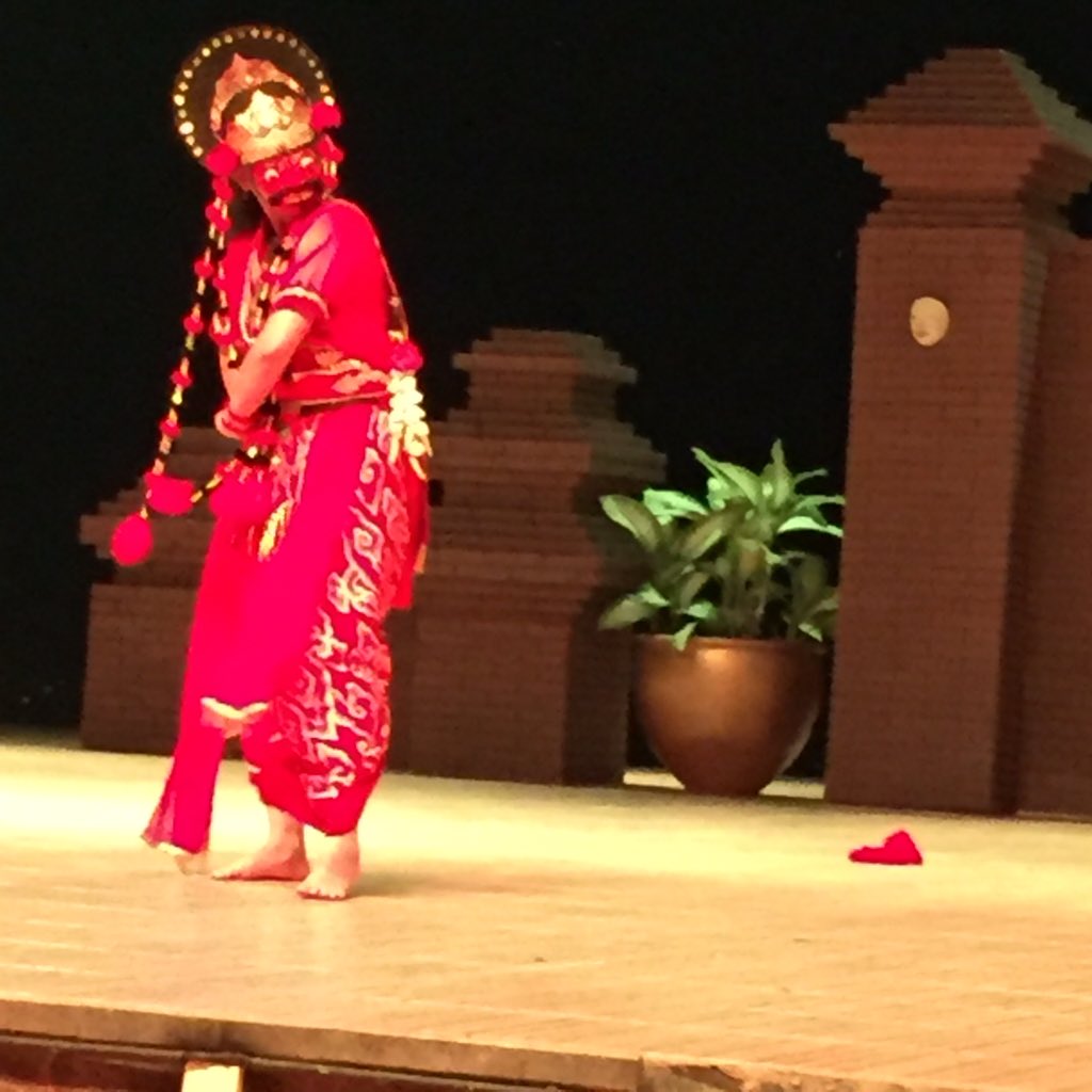 Tari topeng menemani dinner. #TW2Cirebon