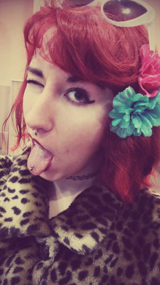 Nameless_Doll's tweet photo. Having fun, smiling like theres no tomorrow! 💎💋😋🔥✌🌸🌺 #piercingaddicted #flowers #tongue #leopard #Vogue https://t.co/aEOJi0E4nF