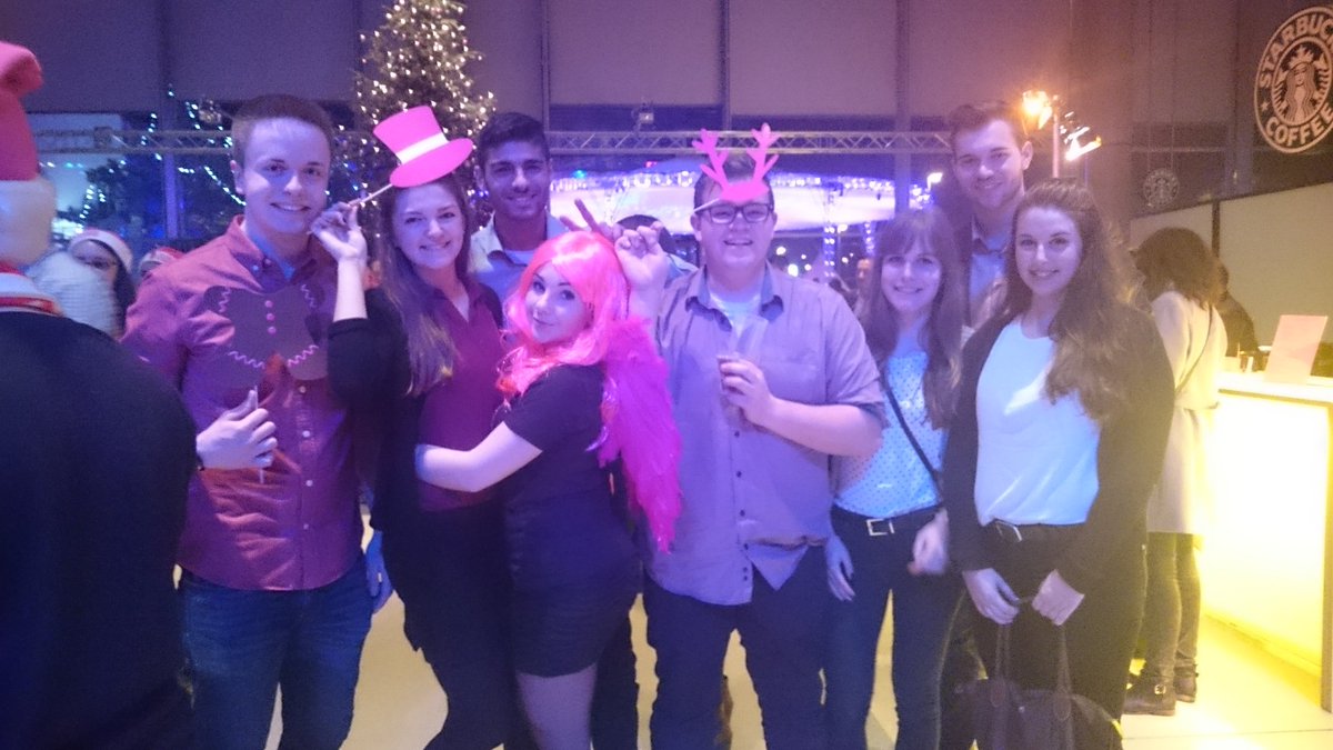 ellen_alfer's tweet photo. #telekomwall duale Studenten halten zusammen #meinmagenta #Weihnachten https://t.co/6hQPwKCvkp