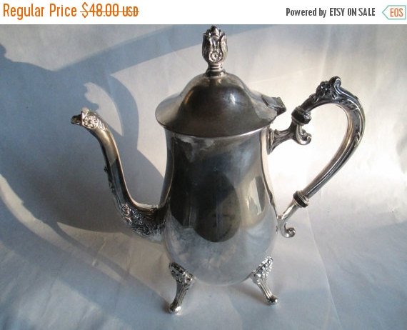 JunkArt22's tweet image. ON SALE Silver Plate Pitcher - Very Pristine Inside and Out with Four… etsy.com/listing/260934… #Etsy #ServingPitcher