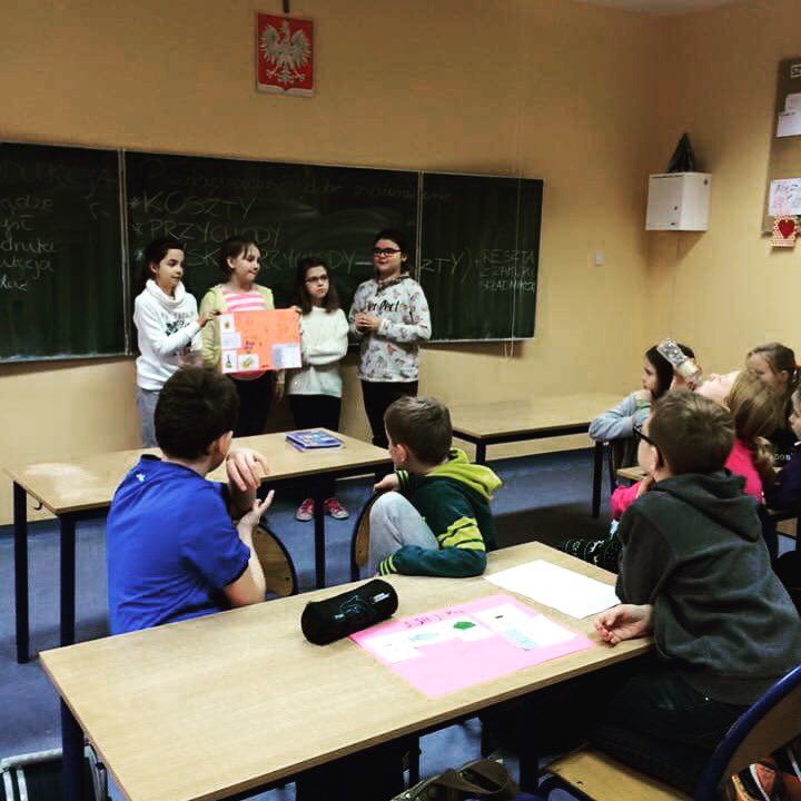 DSFBCC's tweet photo. Dziś odbyło się pierwsze spotkanie #BiznesJunior Odwiedziliśmy SP w Krynicznie #BJ #dzieci #szkoła #biznes #dsfbcc https://t.co/SorQH2HSw3