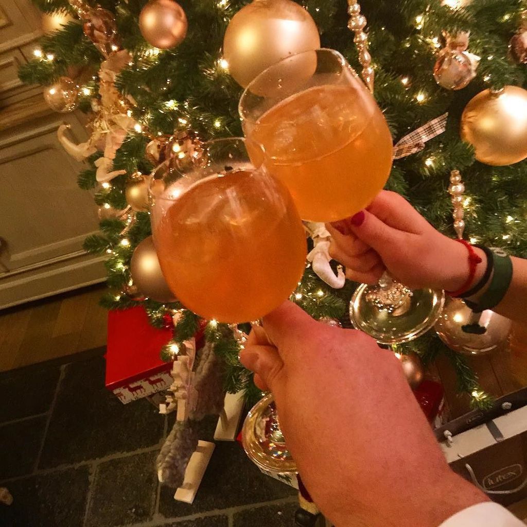 kerstmis's tweet photo. Wij zijn dol op kerstbomen: Aperitief met dochterlief! Gezelligheid troef! #appelsap #herkenrode #felie #cosywinter… https://t.co/zPqgXrLdeb