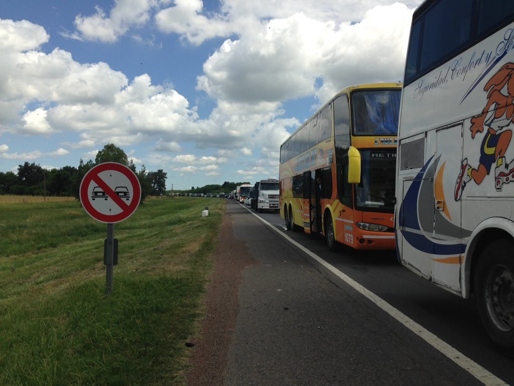 FlorBruggesser's tweet image. #CorteDe Ruta  10 km de Monte!! Parados hace más de 1 hora @ernestoarriaga