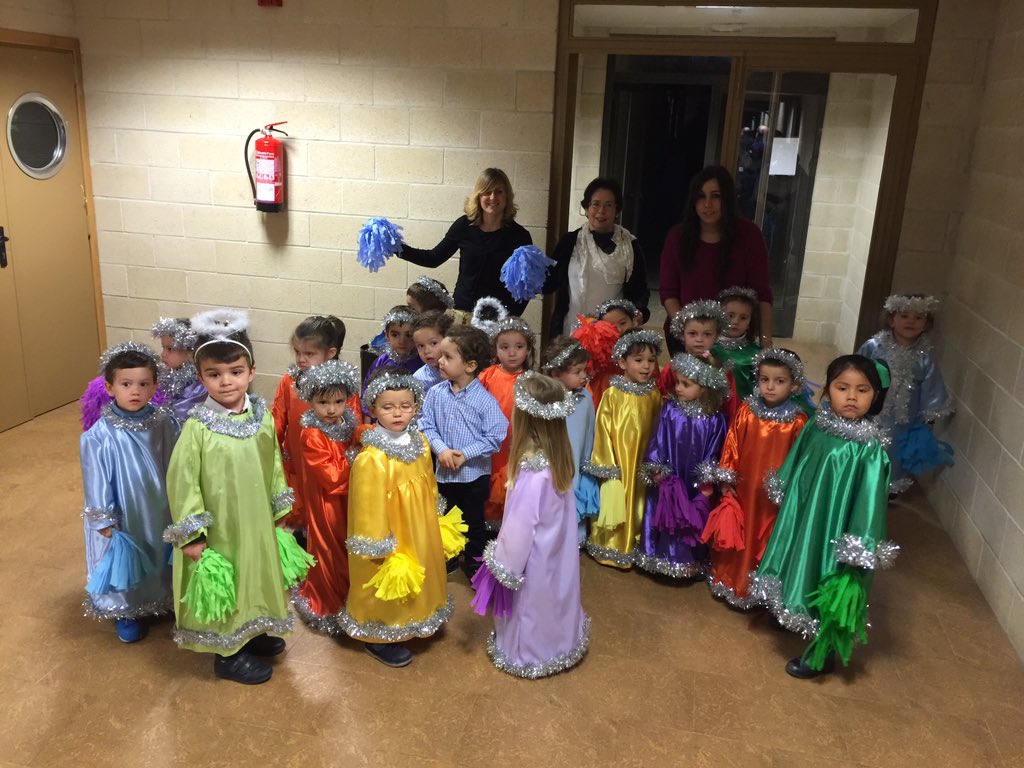 divinomaestrosa's tweet photo. Actuaciones de Infantil y chocolate solidario. Enhorabuena a todos los niños y también a las profes por su esfuerzo. https://t.co/zGpPwCdBFq