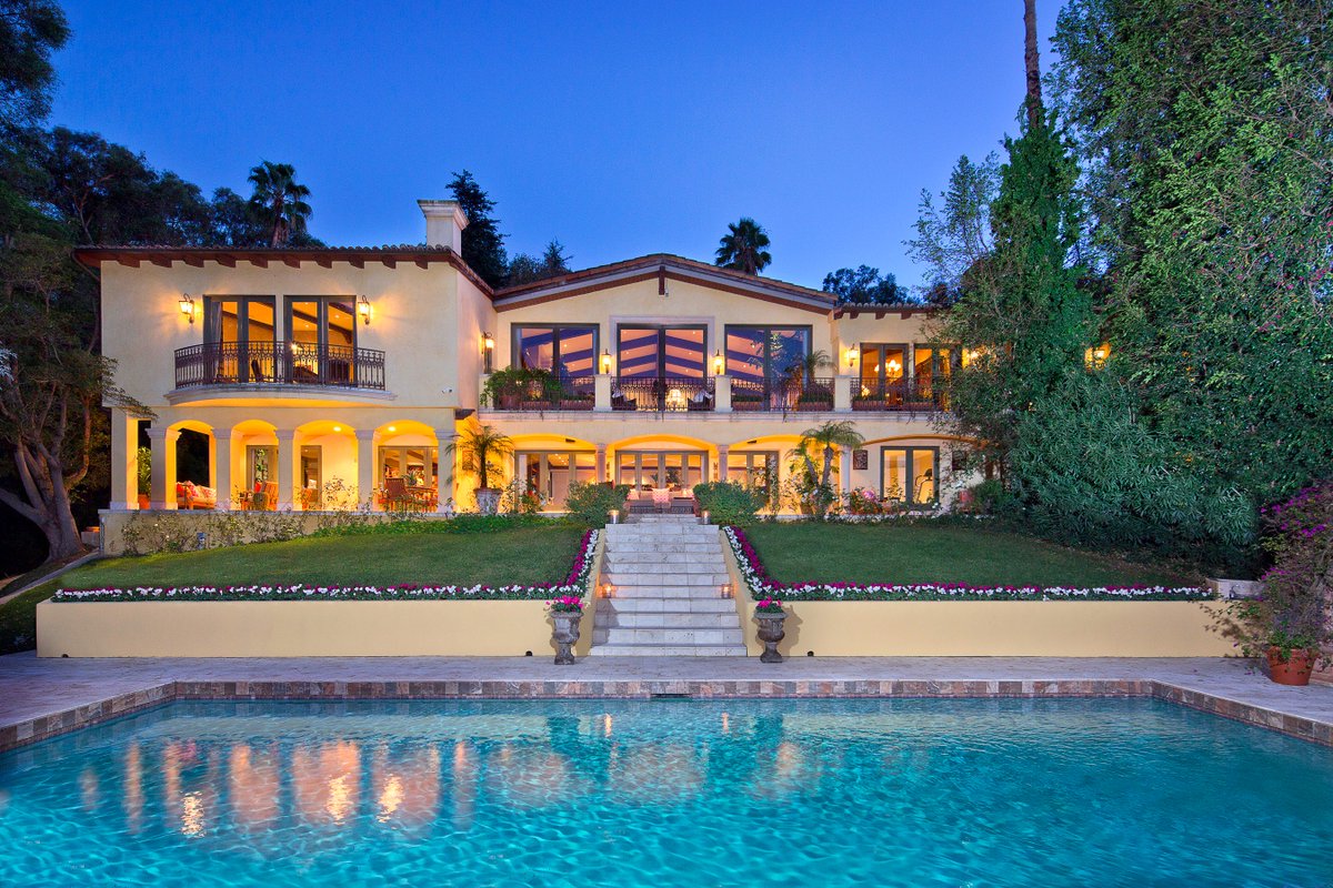 TheAgencyRE's tweet photo. Tuscany meets #BeverlyHills at this hilltop #villa complete with tennis court and epic views https://t.co/slIpCflw19 https://t.co/D5MI7veRmi