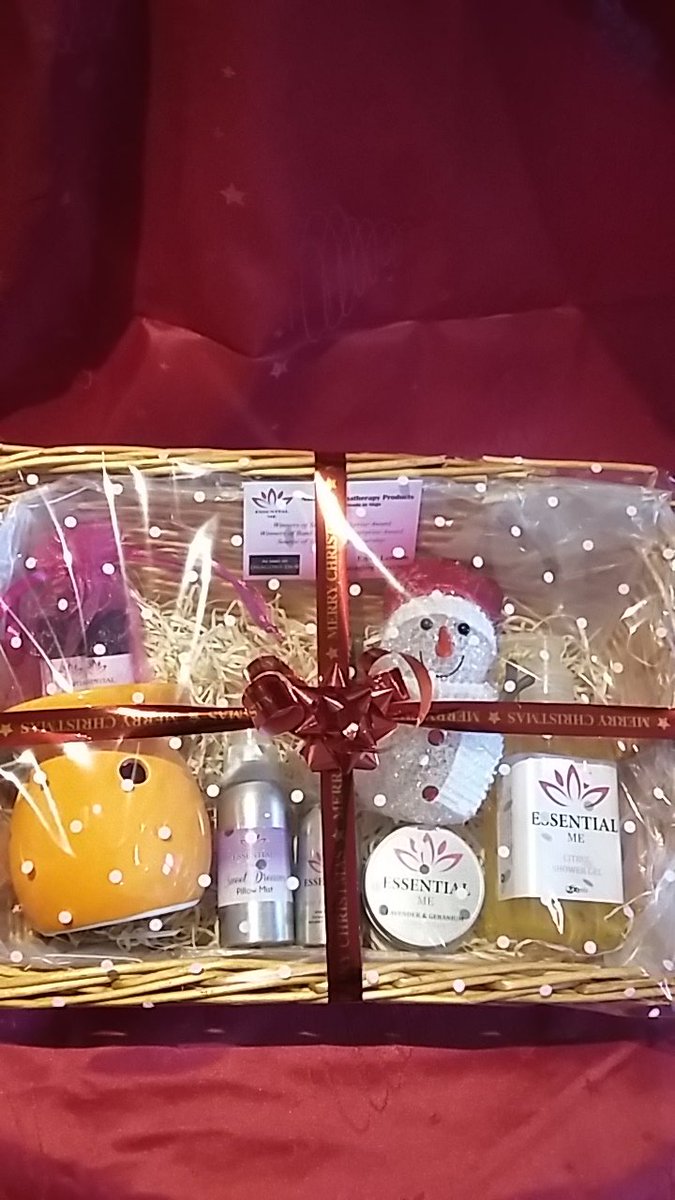 EssentialMeSO's tweet image. Listen to @FrancisBoylan show on @OceanFmIreland tomorrow for a chance to win this hamper. Happy Christmas.