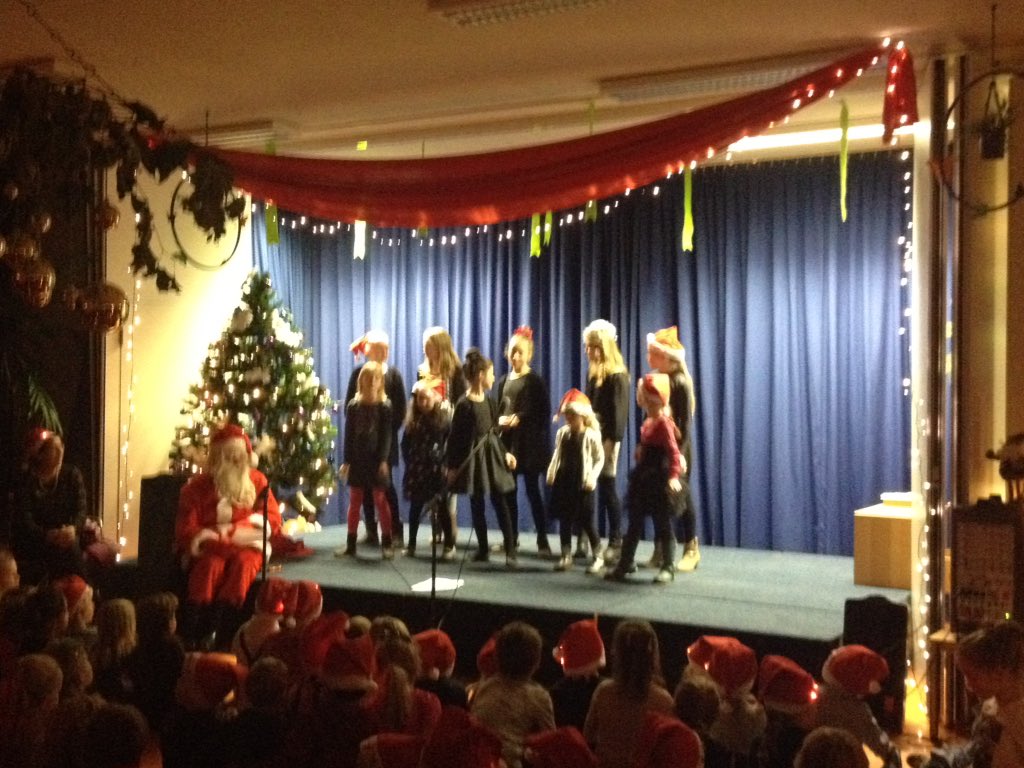 Na een heerlijk Kerstdiner in elke klas, nu een gezamenlijke klas op de plank zelf bedacht door de leerlingen!