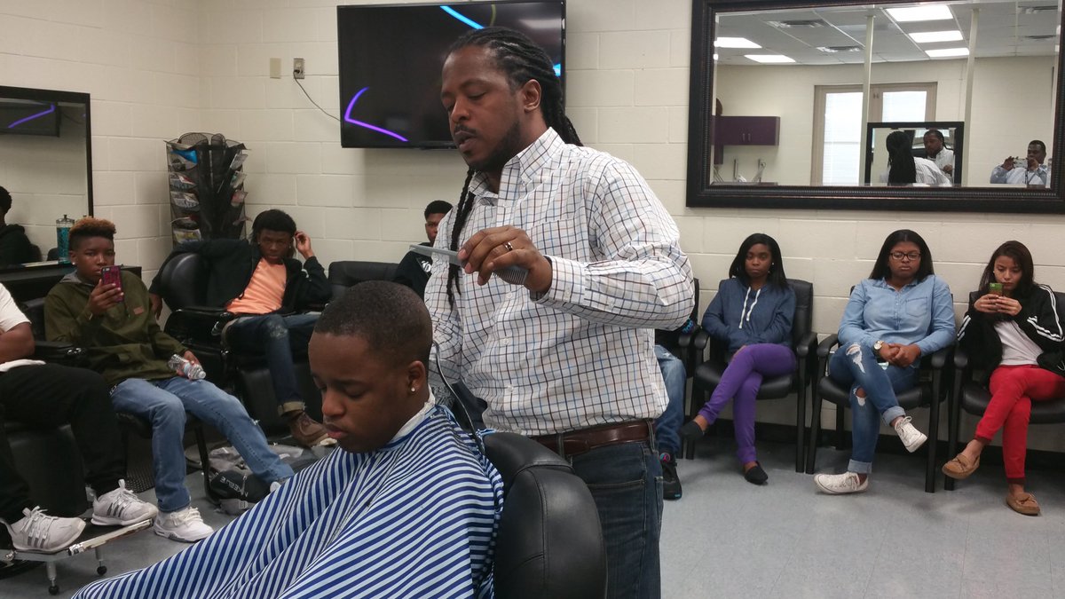 RV_Barbering's tweet photo. Mr Corey Egleston imparting wisdom into Ridge View Master Hair Care students. @rvhs @DrFoxworth @mrsrichardsonrv https://t.co/84yNAGfInP