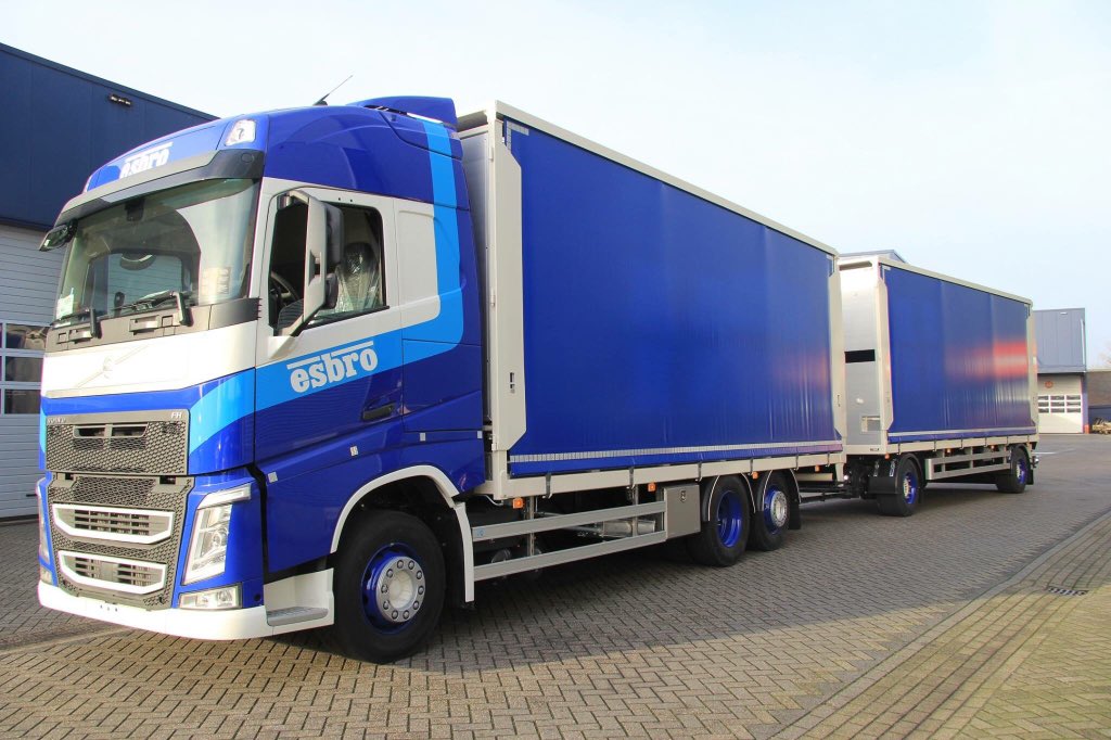 Itsa_ravenhorst's tweet photo. 1 van  de 2 #nieuwe #combi s  voor #Esbro .
#Ravenhorst # hefdak #rolzeilen #slachtkuikens #storkcontainers https://t.co/ogSQqTm7d9