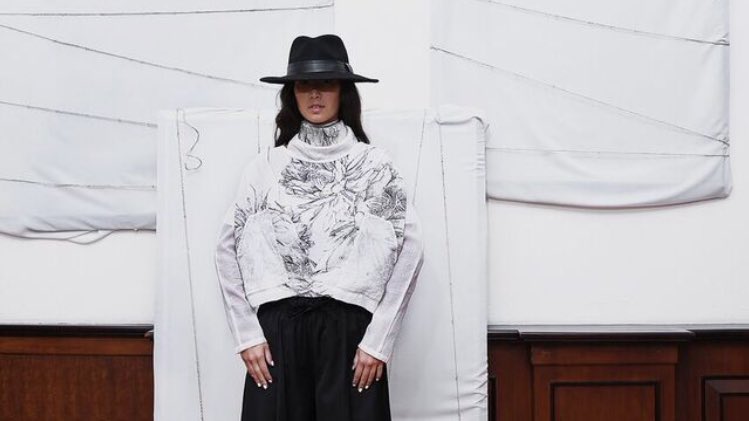 FW15 Wijaya Crepe Jacket is now back in stock. 

SHOP —  store.nikicio.com/products/white…