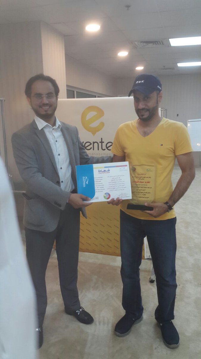 SL_UOD's tweet photo. تكريم ممثل شركة الصحراء للبتروكيماويات أ.سيف من قبل د.محمد مشرف الحملة
#بوعيك_حياة https://t.co/9qdOMUYqy3