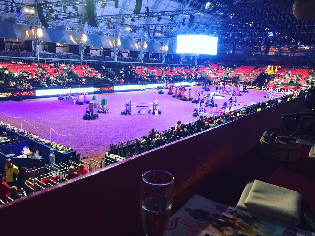 TheLuluLife's tweet image. Cheeky box @olympiahorse! Love puissance night! Horses, shopping and champagne = perfect! #olympiascreen