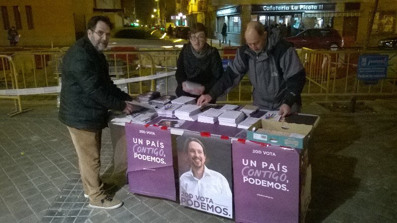 TemasVillaverde's tweet photo. Ahora mesa informativa en Villaverde Alto #UnPaisContigo #CallesMoradas #IglesiasPresidente20D recta final #20D https://t.co/rz08KMz8w3