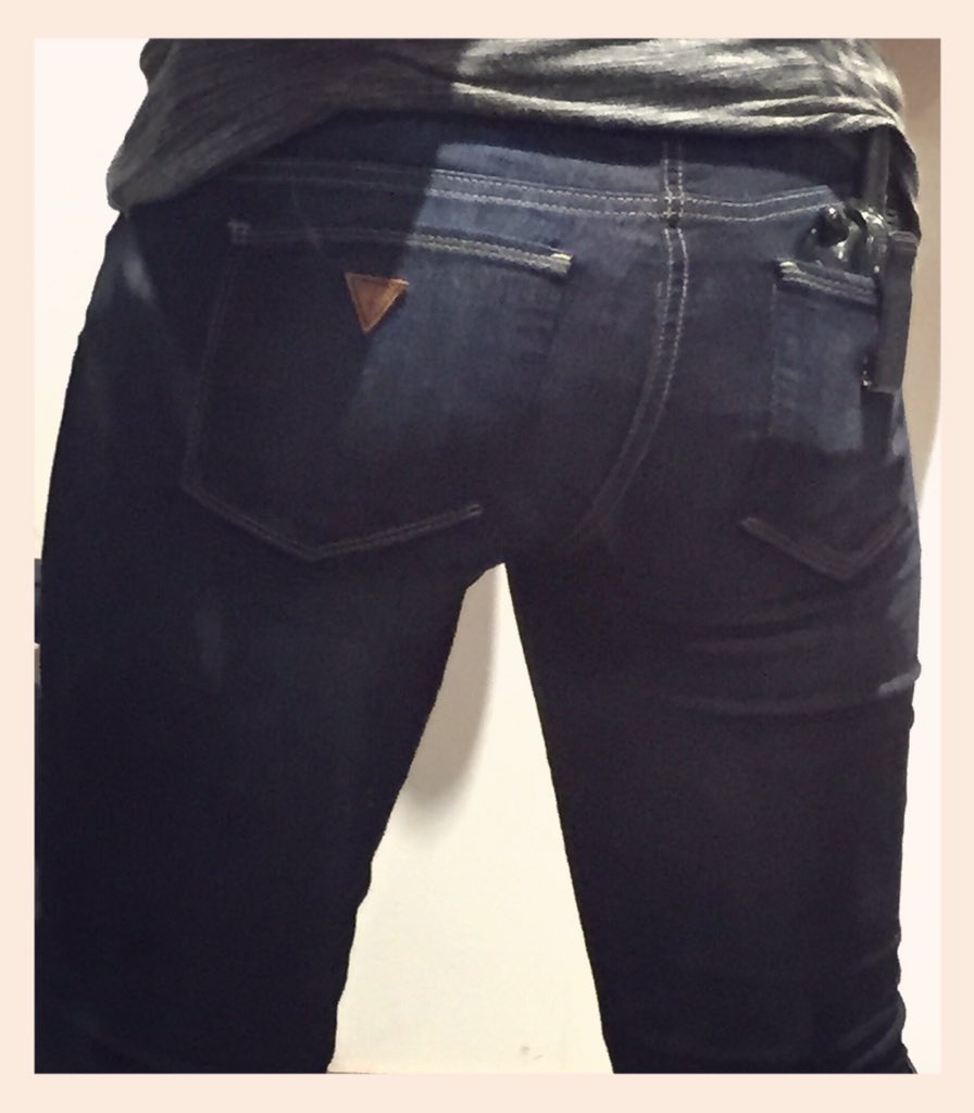 Nikkilinnz's tweet photo. Never underestimate GUESS jeans!!  #FlexDenim #lovethem @GUESS https://t.co/JxKlDh2lti