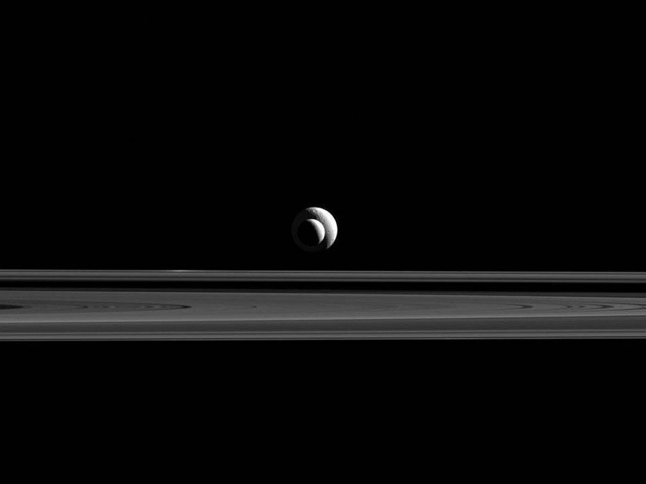 NASA spacecraft snaps stunning new photo of Saturn’s moons lined up like a cosmic bullseye natpo.st/1TSrPEw