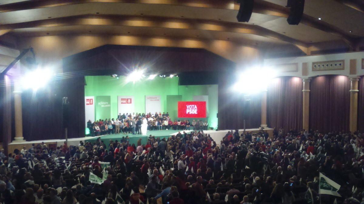 JSAPIZARRA's tweet photo. Hoy @_susanadiaz y @sanchezcastejon  en torremolinos!! https://t.co/Sn1lRXilfW