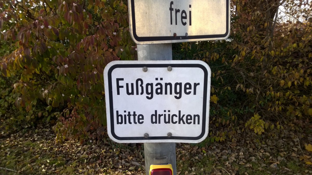 PrMuc's tweet photo. ... Jeden? Muss ich dafür aussteigen? Nur bei Rot? Was ist bei Grün? - Ich finde, dieses Schild wirft Fragen auf: https://t.co/bysCNXmdrk