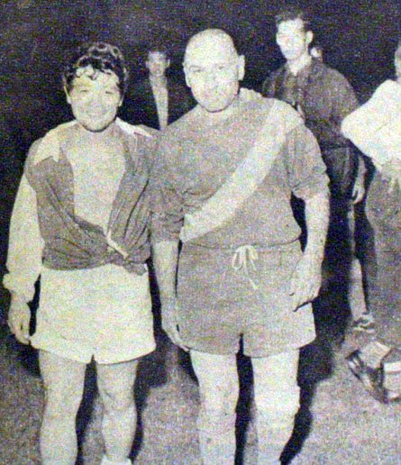 historiadeboca's tweet photo. Varallo con 55 años metió 2 goles! Veteranos vs. Actores (en foto con Nicky Jones del Club del Clan) https://t.co/bv2zeLK668