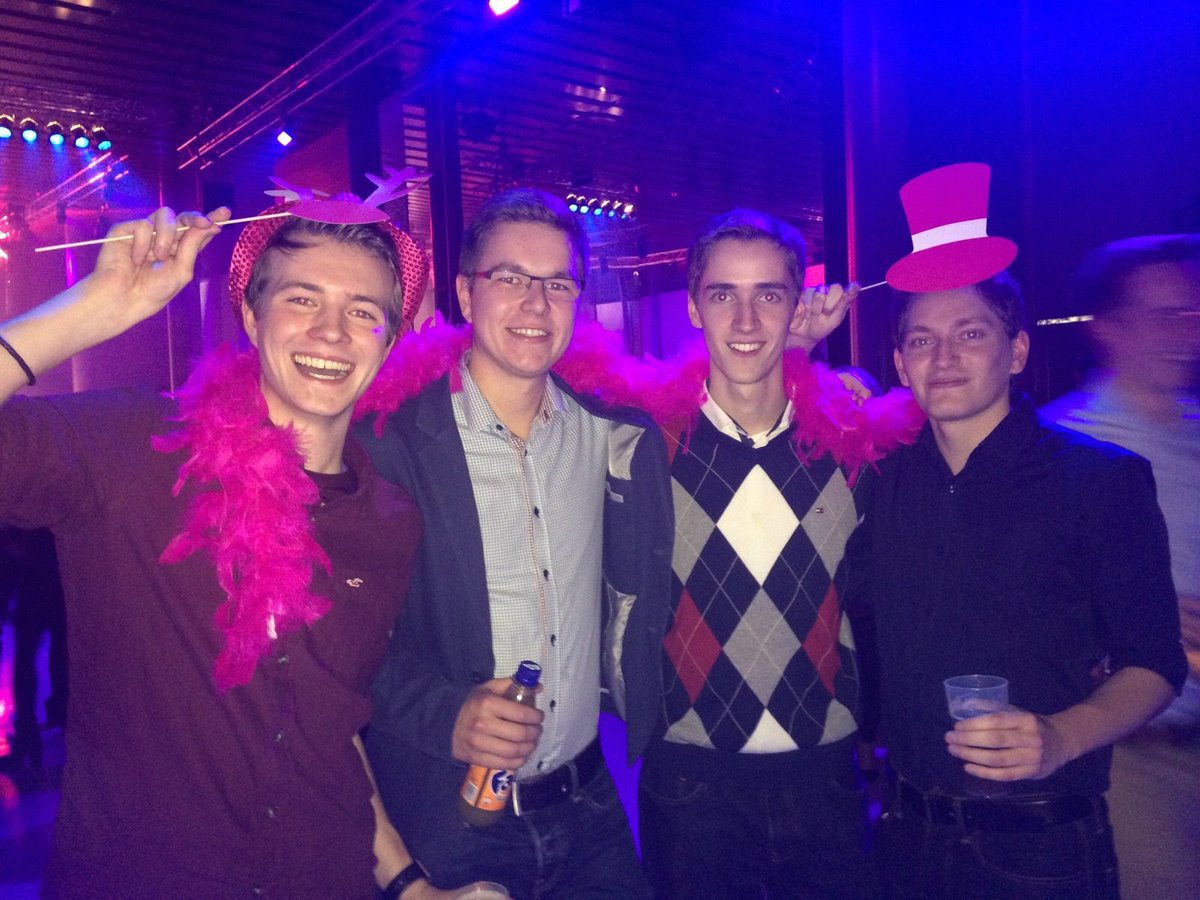 ellen_alfer's tweet photo. #telekomwall die dualen Studenten feiern die Weihnachtsfeier 👌 https://t.co/gRWveRGSQ5