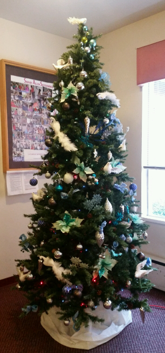 fameseattle's tweet photo. "When everything that you could want isn't underneath some tree and everything you desire is place at Jesus' feet. https://t.co/8WRMfbALP5