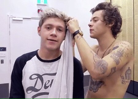 stylesgirlxAG's tweet photo. @tvtelehit #PremiosTelehit #RetoKit1D @Fernanmg13 sacando piojos https://t.co/GJQISLcpTG