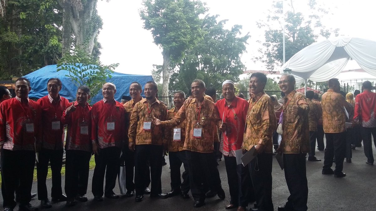 palangmerah's tweet photo. Selamat pagi sahabat PMI.. Pagi ini kita melaksanakan acara penganugerahan satyalancana #DDS100x di Istana Negara https://t.co/DSFIJhNt4Q