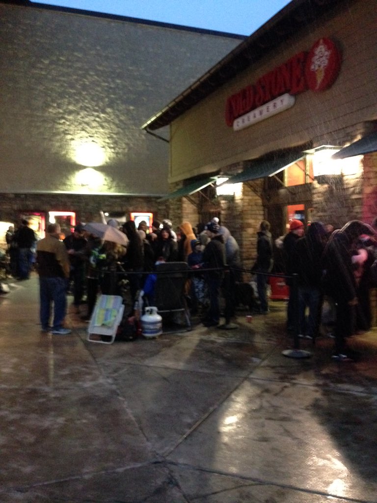 About 90 people in line at #regalcinemas in #coeurdalene waiting for the premiere of #StarWarsTheForceAwakens